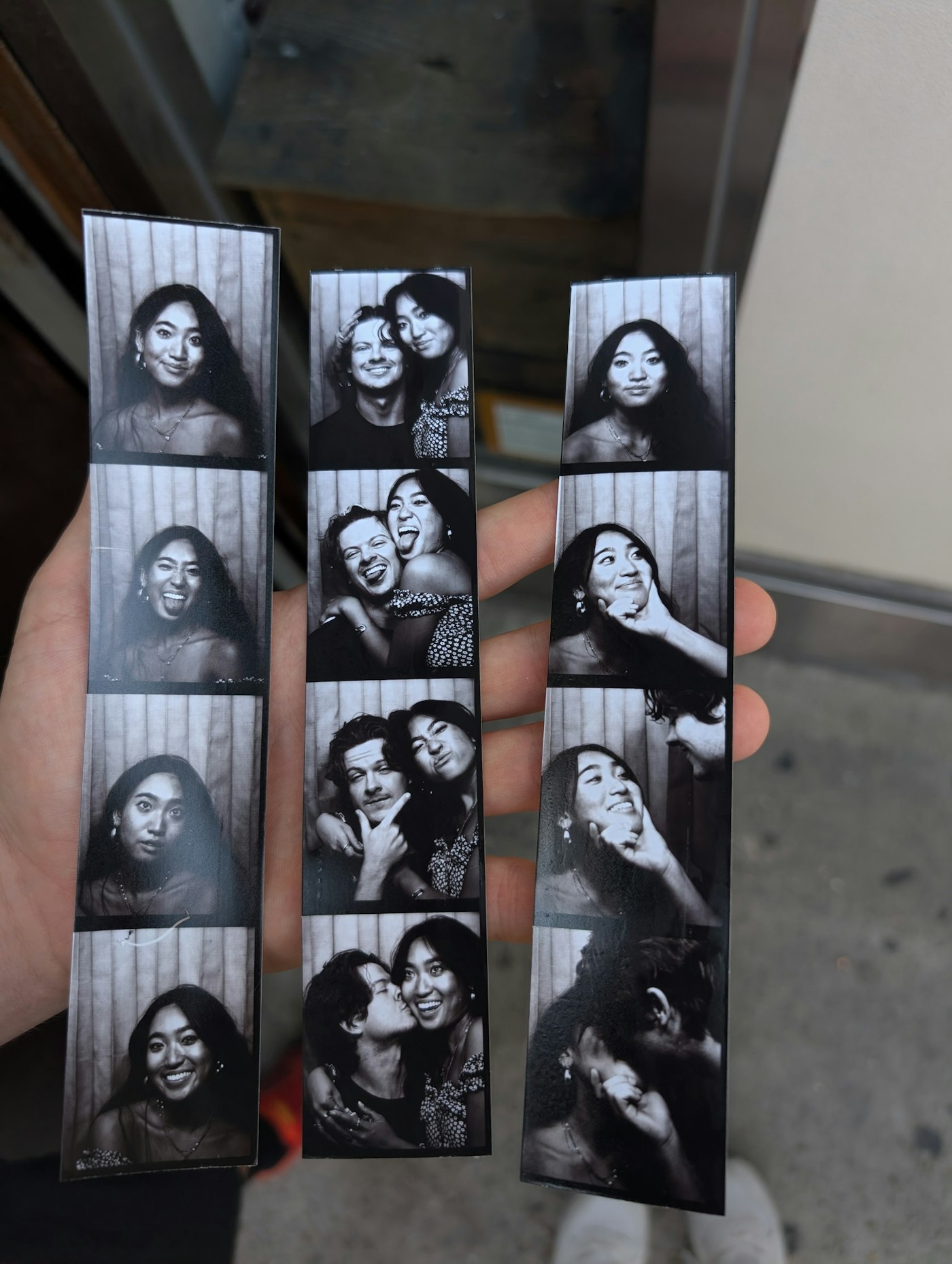 Strip photomaton d'invités souriants lors d'une fête